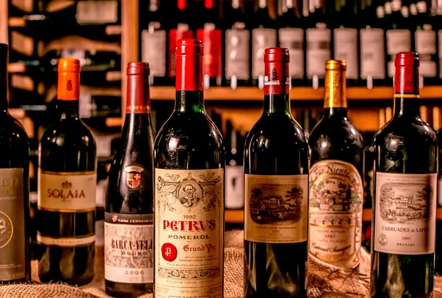 Prateleira com grandes rótulos de vinho