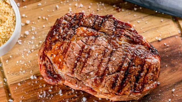 Bife grelhado na brasa sobre tábua